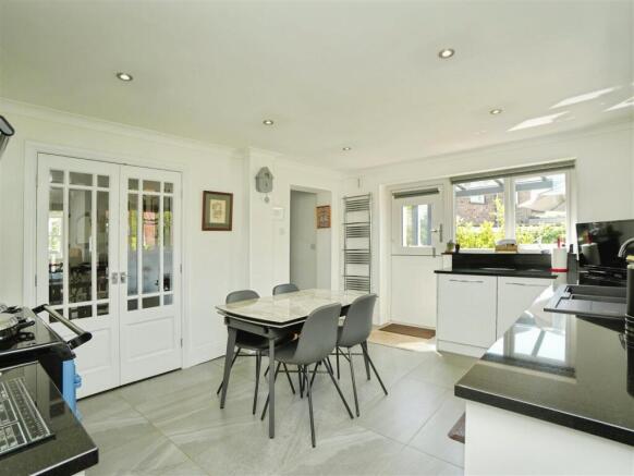 5 bed Detached for sale Image 4