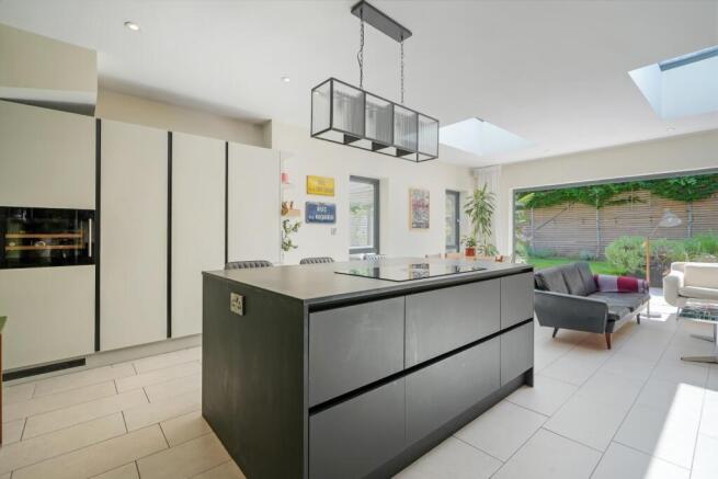 5 bed Detached for sale Image 6