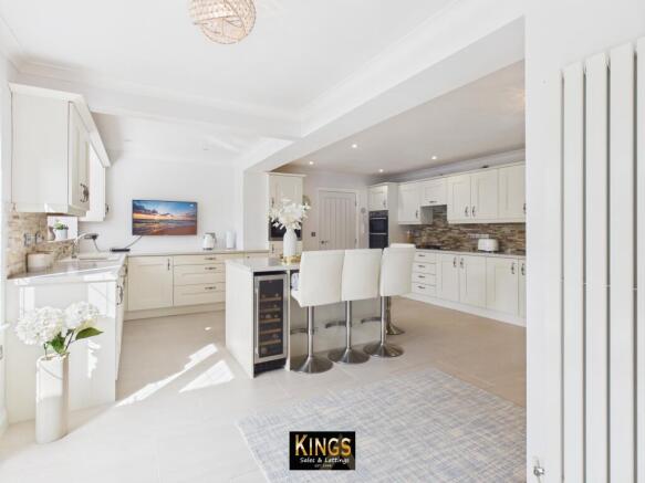 4 bed Detached for sale Image 9