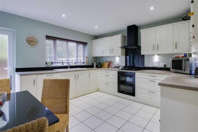 RE-FITTED KITCHEN/BREAKFAST ROOM