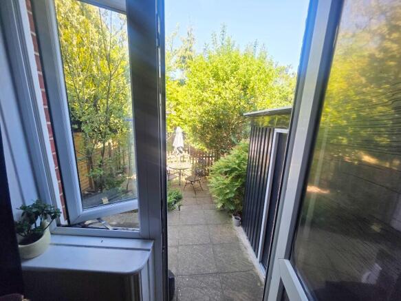 Lounge to Garden