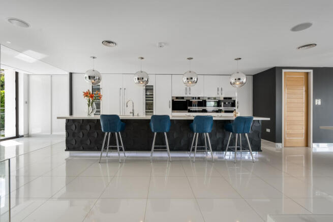 5 bed Detached for sale Image 6