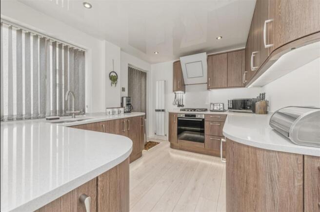 4 bed Detached for sale Image 4