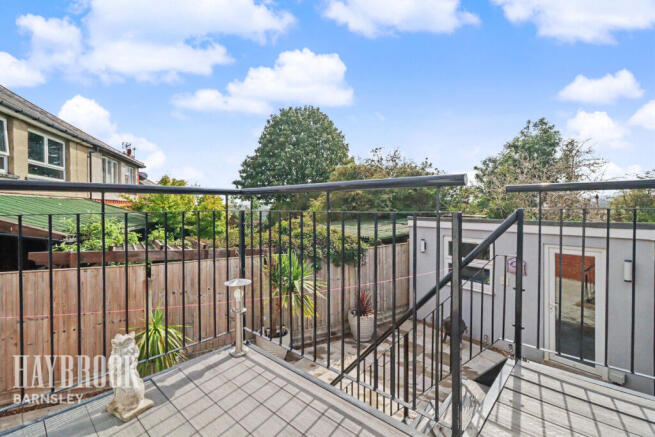 6 bed Semi-Detached for sale Image 2
