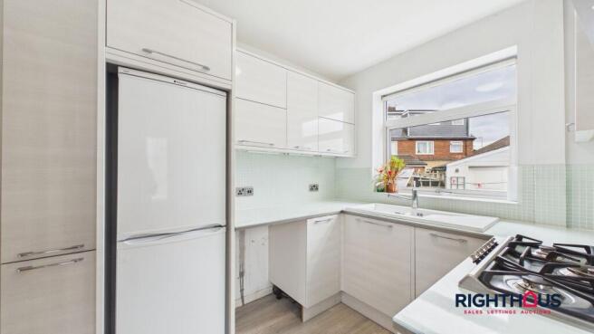 3 bed Semi-Detached to rent Image 3