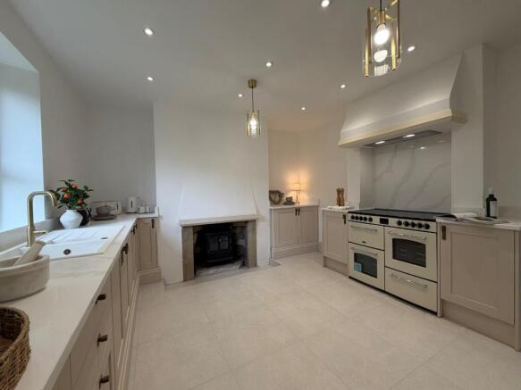 4 bed Semi-Detached to rent Image 5