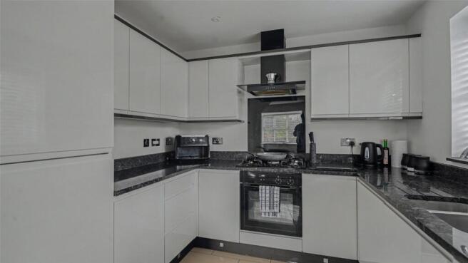 2 bed Apartment to rent Image 3