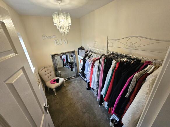 3 bed Apartment to rent Image 8