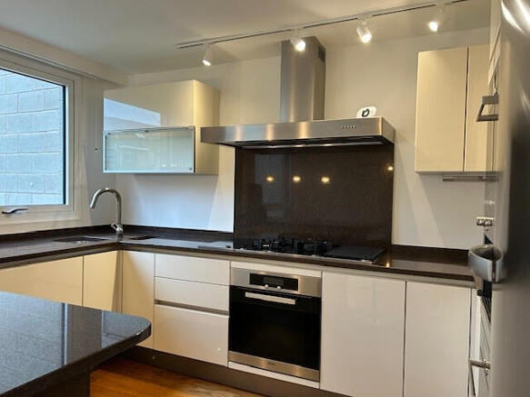 3 bed Apartment to rent Image 8