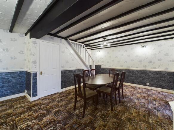 'L' SHAPED LOUNGE/ DINING ROOM