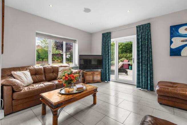 6 bed Detached for sale Image 11