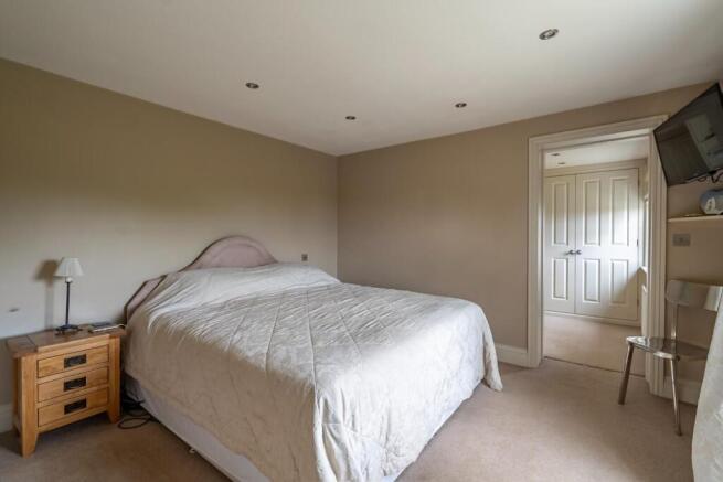 5 bed Detached for sale Image 11