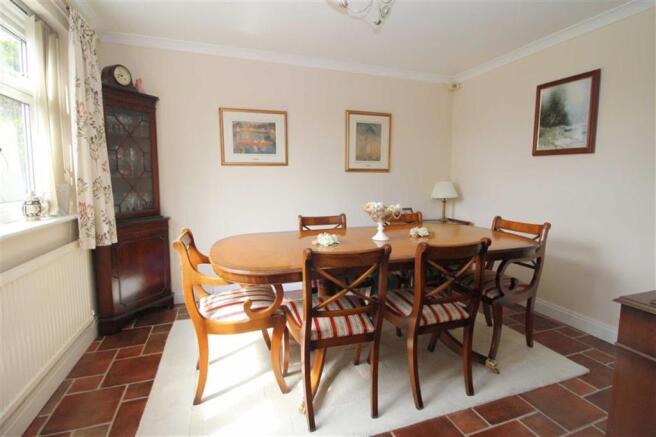 SEPARATE DINING ROOM