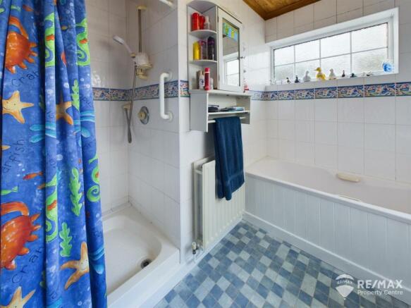 Bathroom (2).jpg
