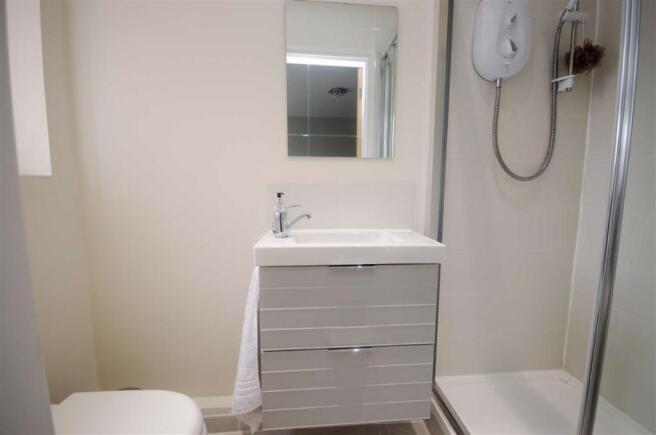 EN-SUITE SHOWER ROOM