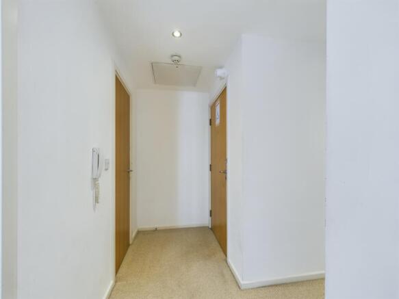 2 bed Apartment to rent Image 12