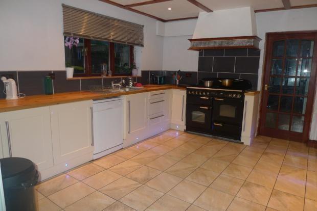 FITTED KITCHEN