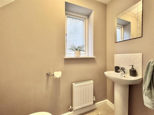 4 bed Semi-Detached for sale Image 8