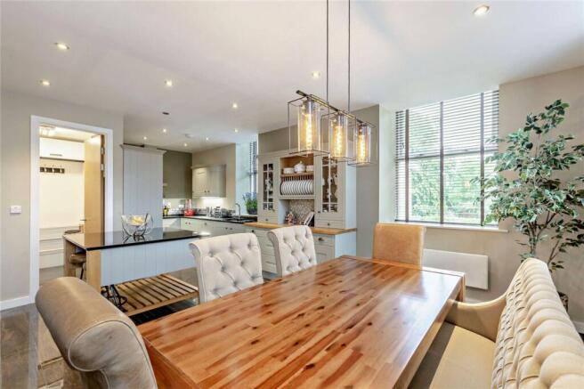 3 bed Apartment for sale Image 4