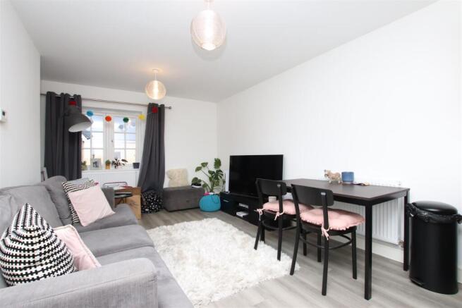 Living dining area.JPG