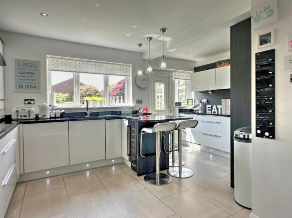 BREAKFASTING KITCHEN