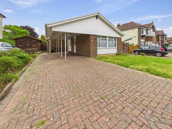 FRONT ASPECT & DRIVEWAY