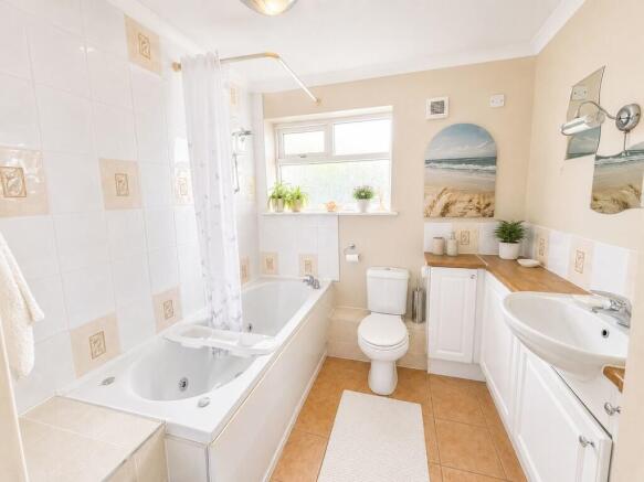 2 bed Semi-Detached Bungalow for sale Image 6