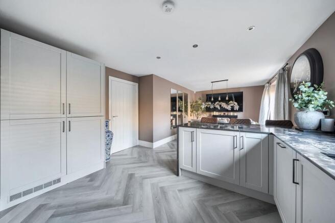 6 bed Detached for sale Image 9