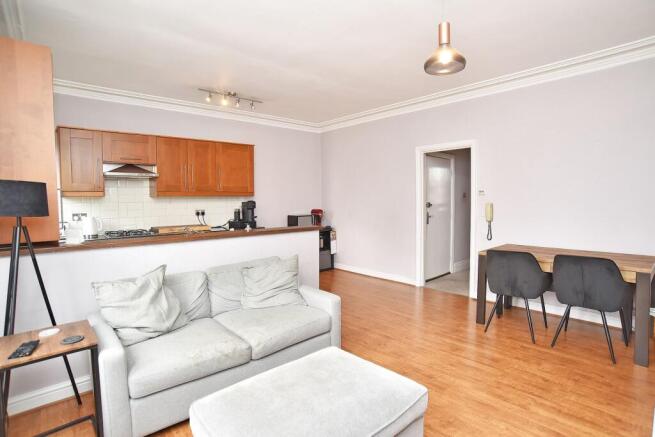 2 bed Flat to rent Image 5