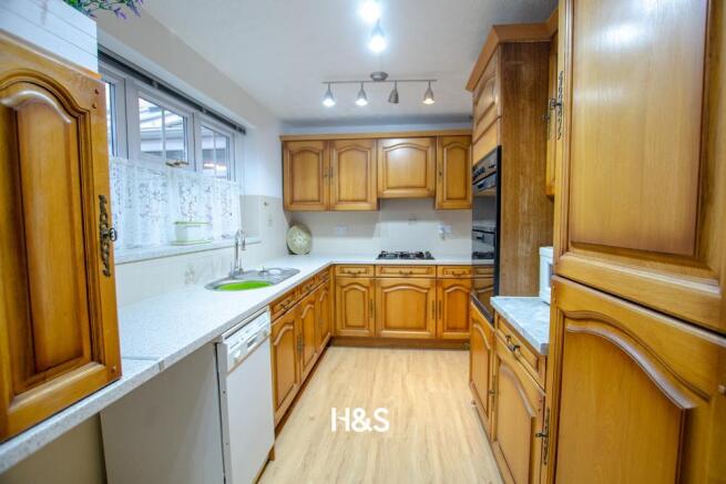 6 Scorers Close - kitchen 1.jpg