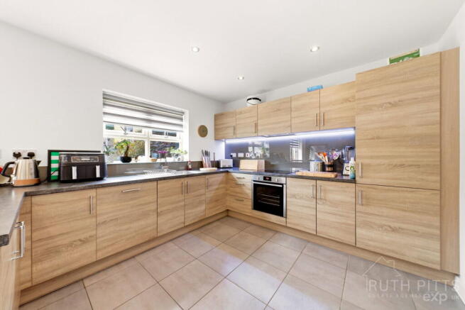 5 bed Detached for sale Image 7