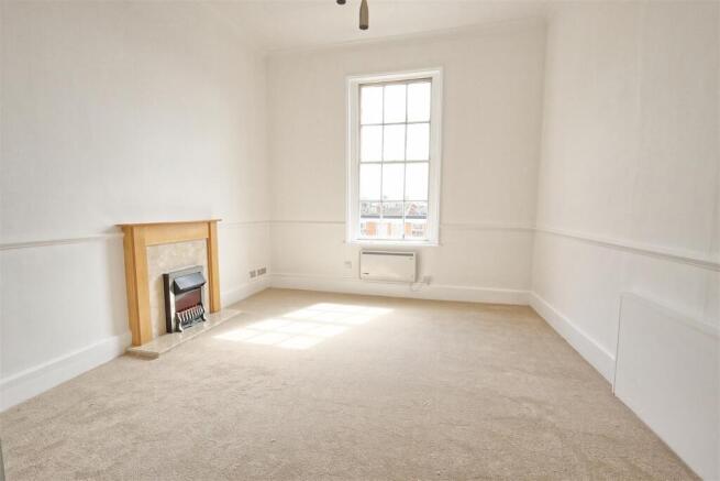 LIVING/BEDROOM