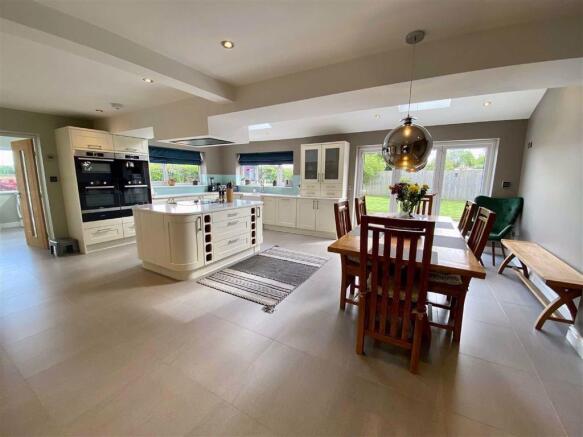 KITCHEN/DINING/FAMILY