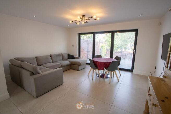 5 bed Detached for sale Image 8
