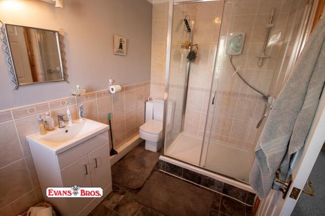 EN-SUITE SHOWER ROOM
