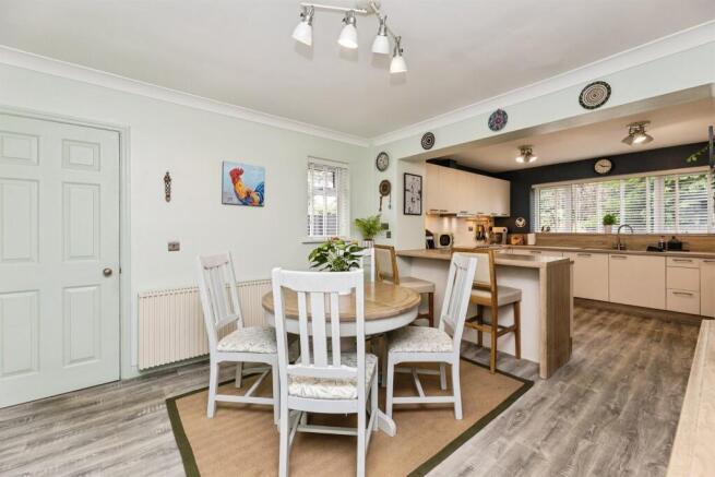 4 bed Detached for sale Image 4
