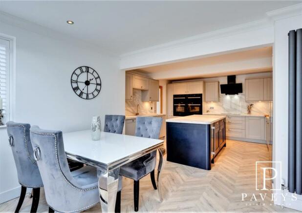 KITCHEN DINING FAMILY ROOM