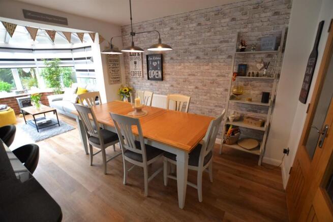 OPEN PLAN FAMILY DINING KITCHEN