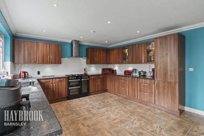 4 bed Detached for sale Image 10