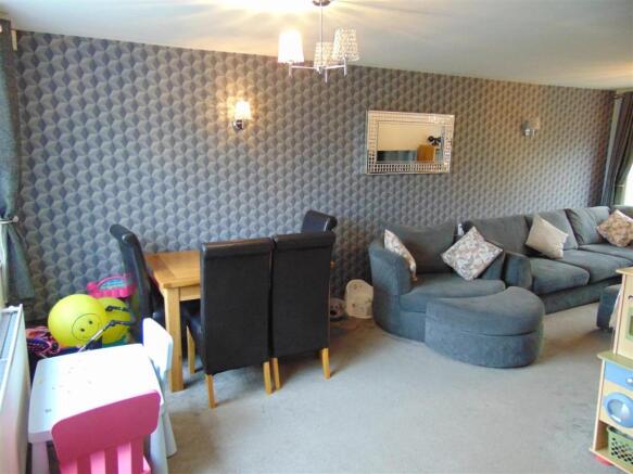 OPEN PLAN LOUNGE/DINING ROOM