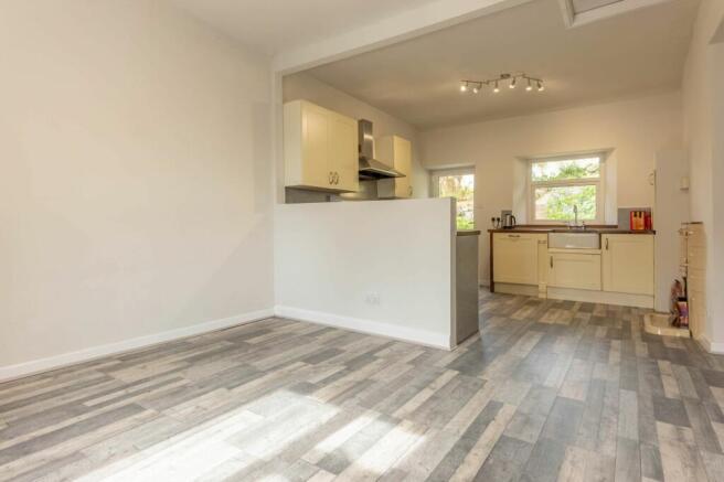 KITCHEN/LOUNGE