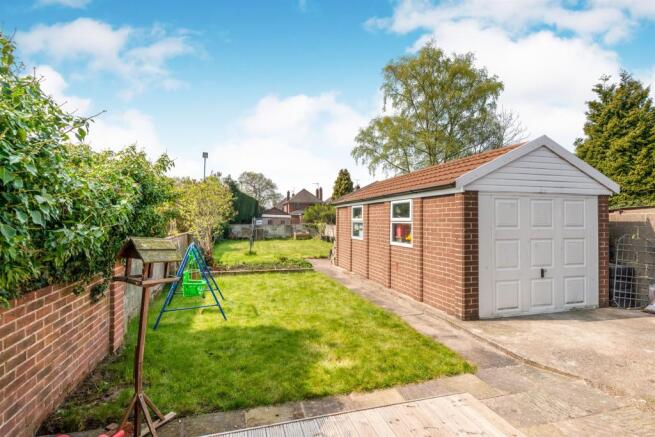 Detached Garage: