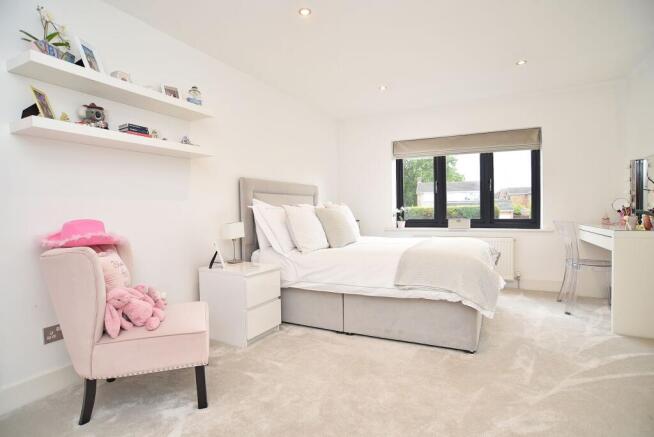 4 bed Detached for sale Image 9