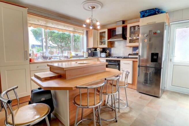 Kitchen 2.jpg