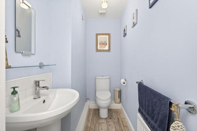 5 bed Detached for sale Image 7