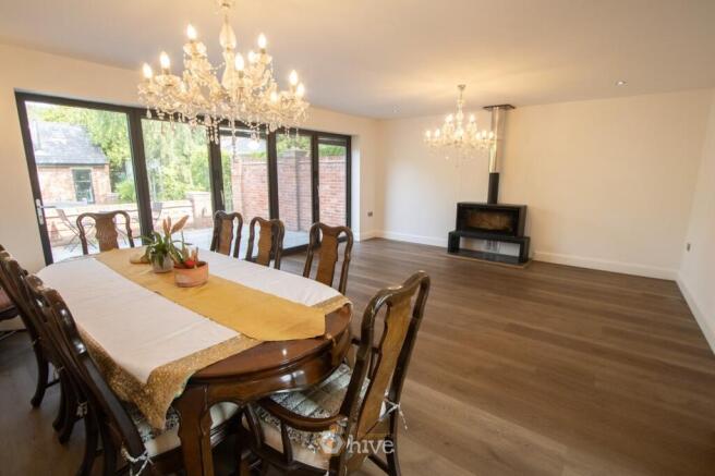 5 bed Detached for sale Image 9