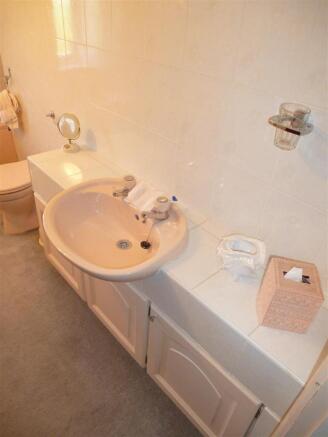 BATHROOM VIEW 2