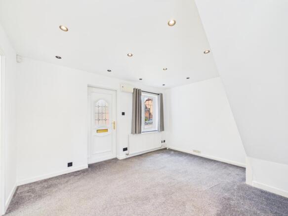 Ivybridge Close, Oakwood photo 4
