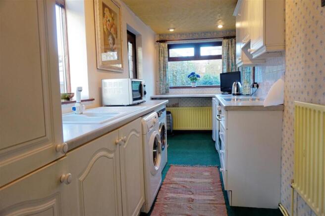 FITTED KITCHEN