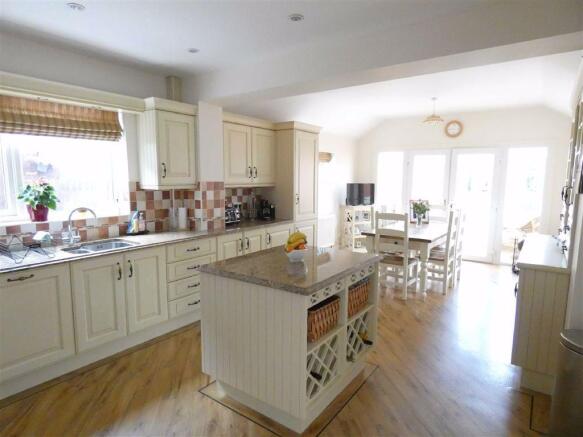 LARGE DINING KITCHEN